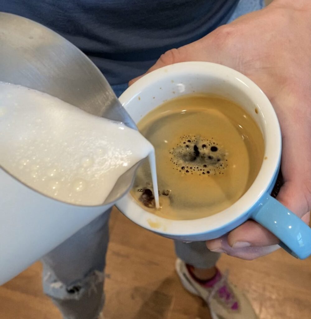 Latte art milk steaming pitcher - illy Shop